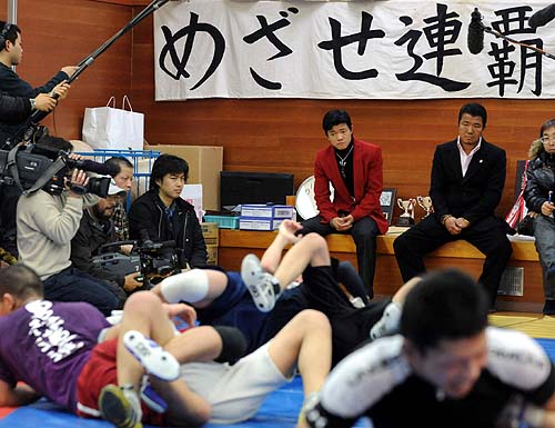 強豪の霞ケ浦高レスリング部の練習を見学する亀田大毅と父史郎氏