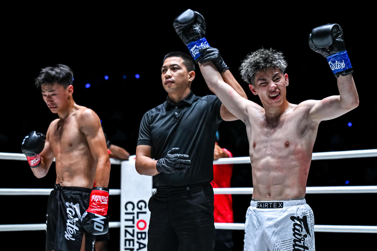 判定勝ちした奥村将真（右）（C）ONE Championship