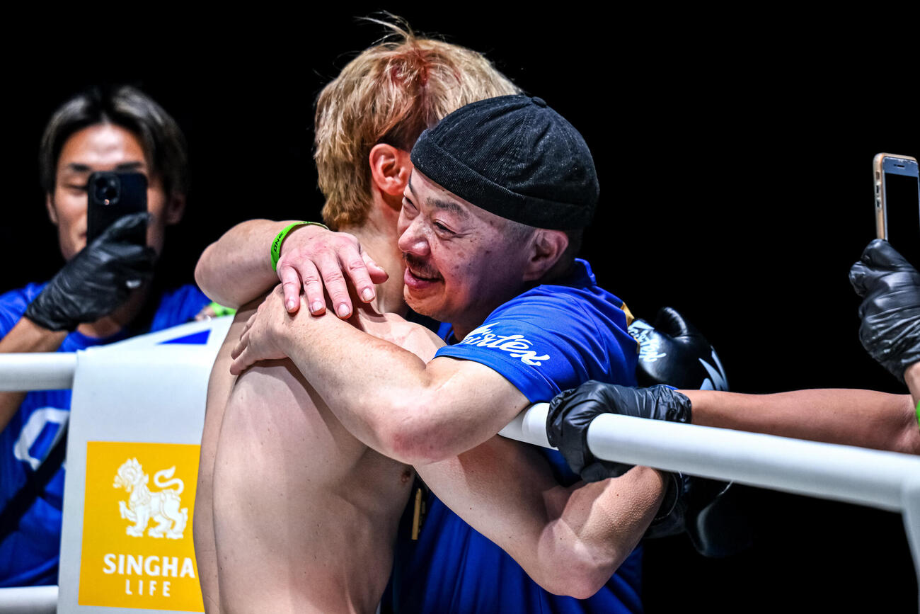 那須川弘幸会長と抱き合う嵐舞（C）ONE Championship