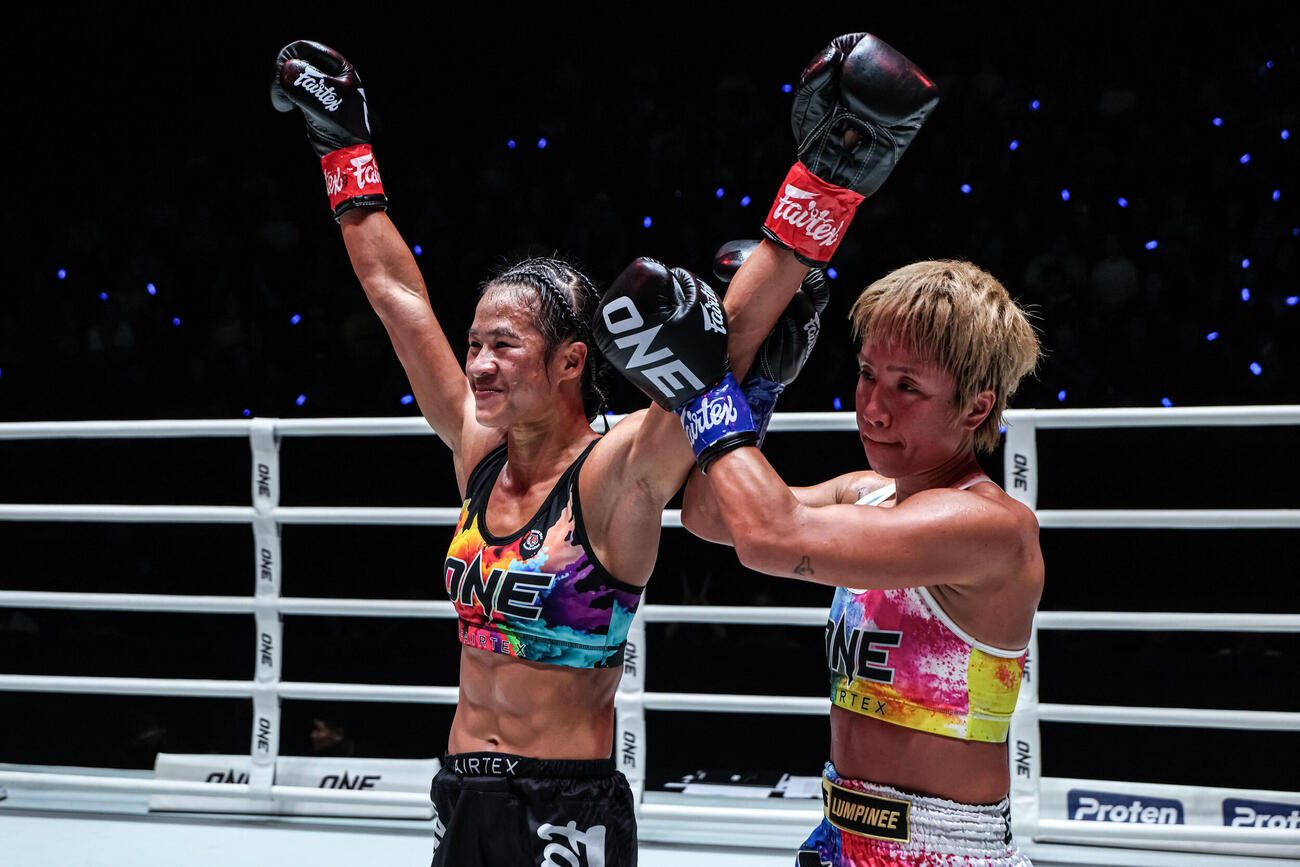 ベロ（左）をたたえるKANA（C）ONE Championship