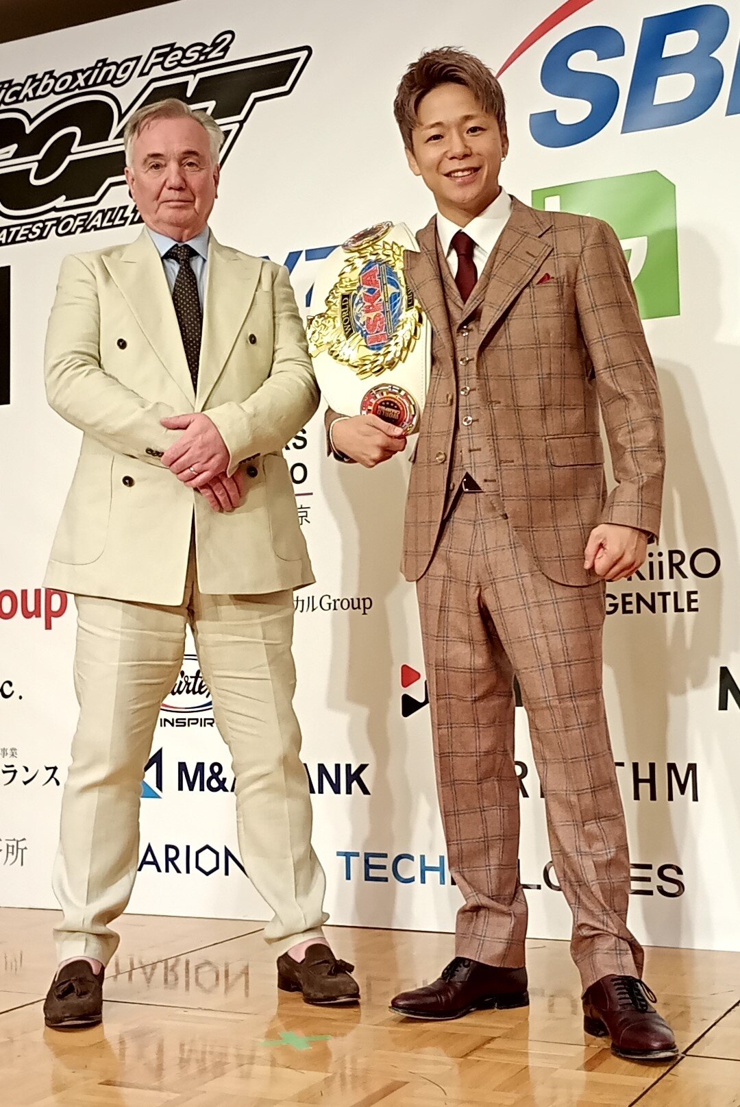 会見に出席したISKAポール・ヘネシー代表（左）と武尊氏