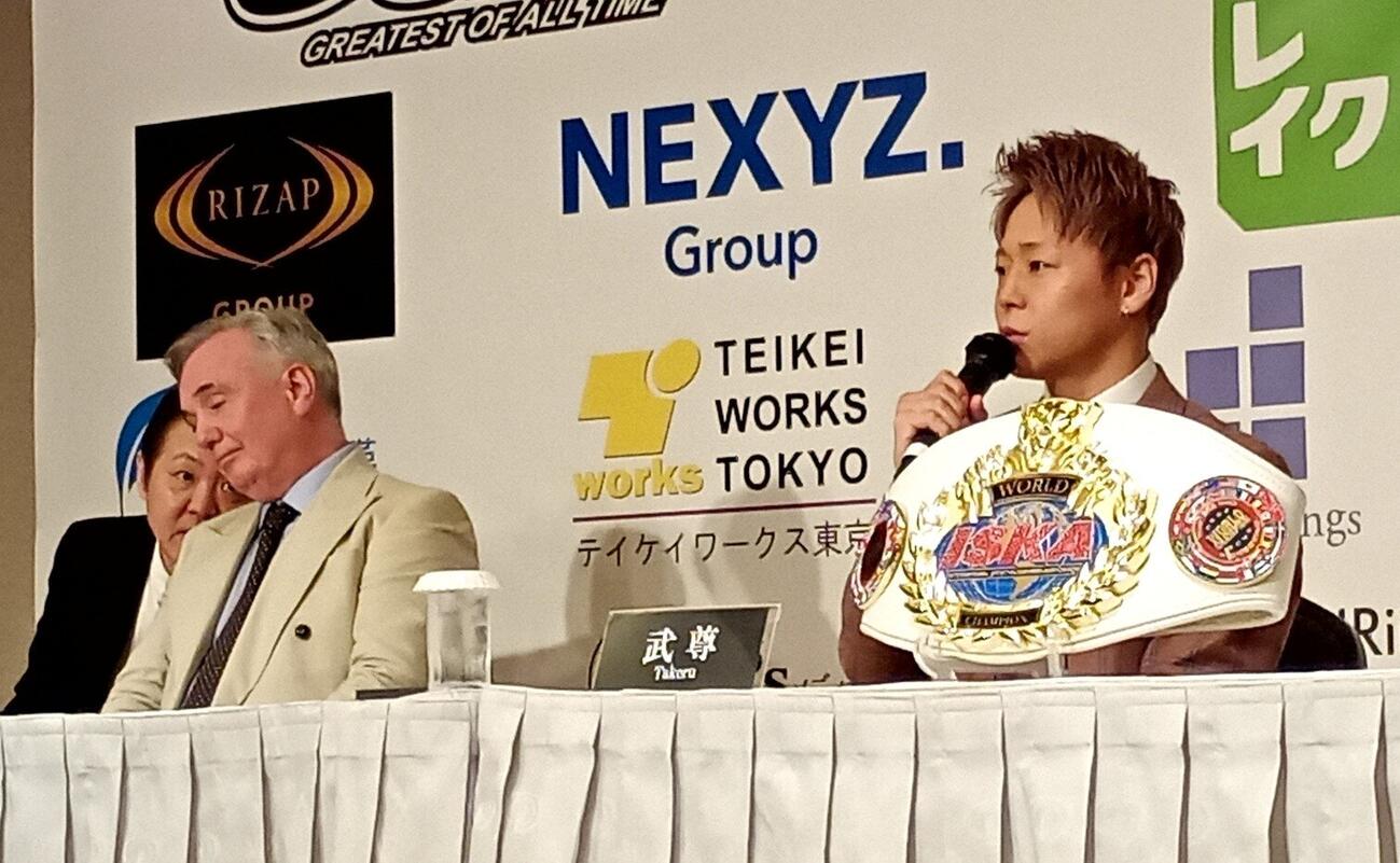 質問に答える武尊氏（右）とISKAポール・ヘネシー代表