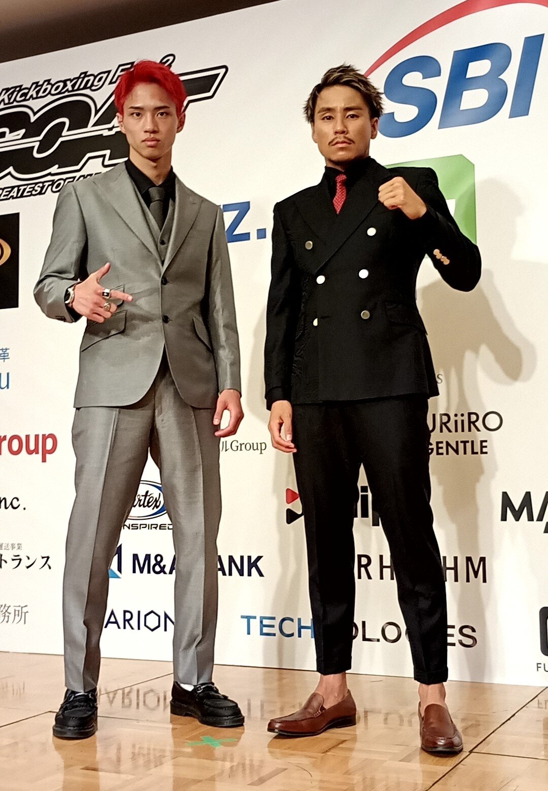 メインで対戦する笠原友希（左）と軍司泰斗