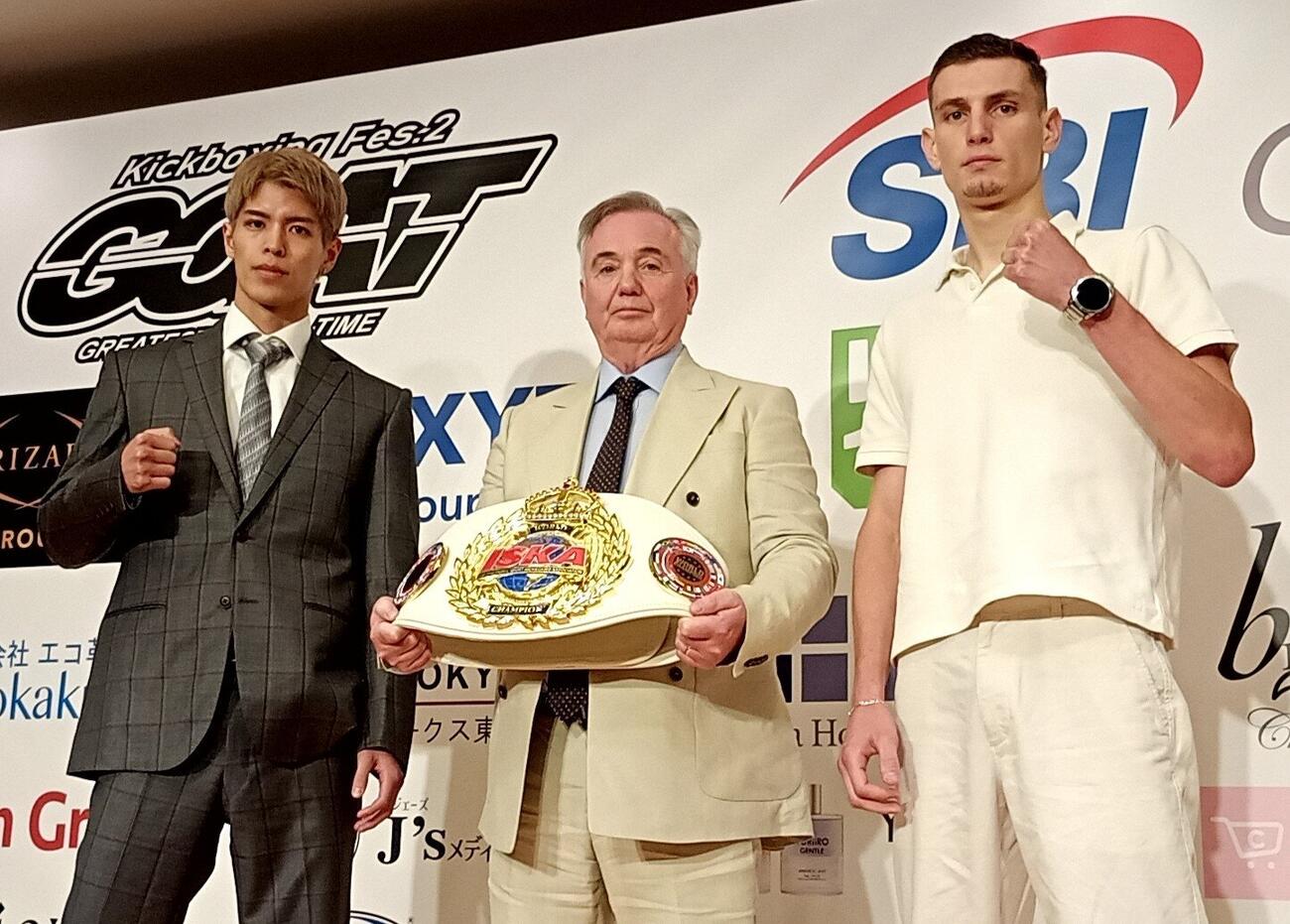 ベルトをかけて戦う白鳥大珠（左）とアンソニー・ヴェレイ（右）（中央はISKAのポール・ヘネシー代表）
