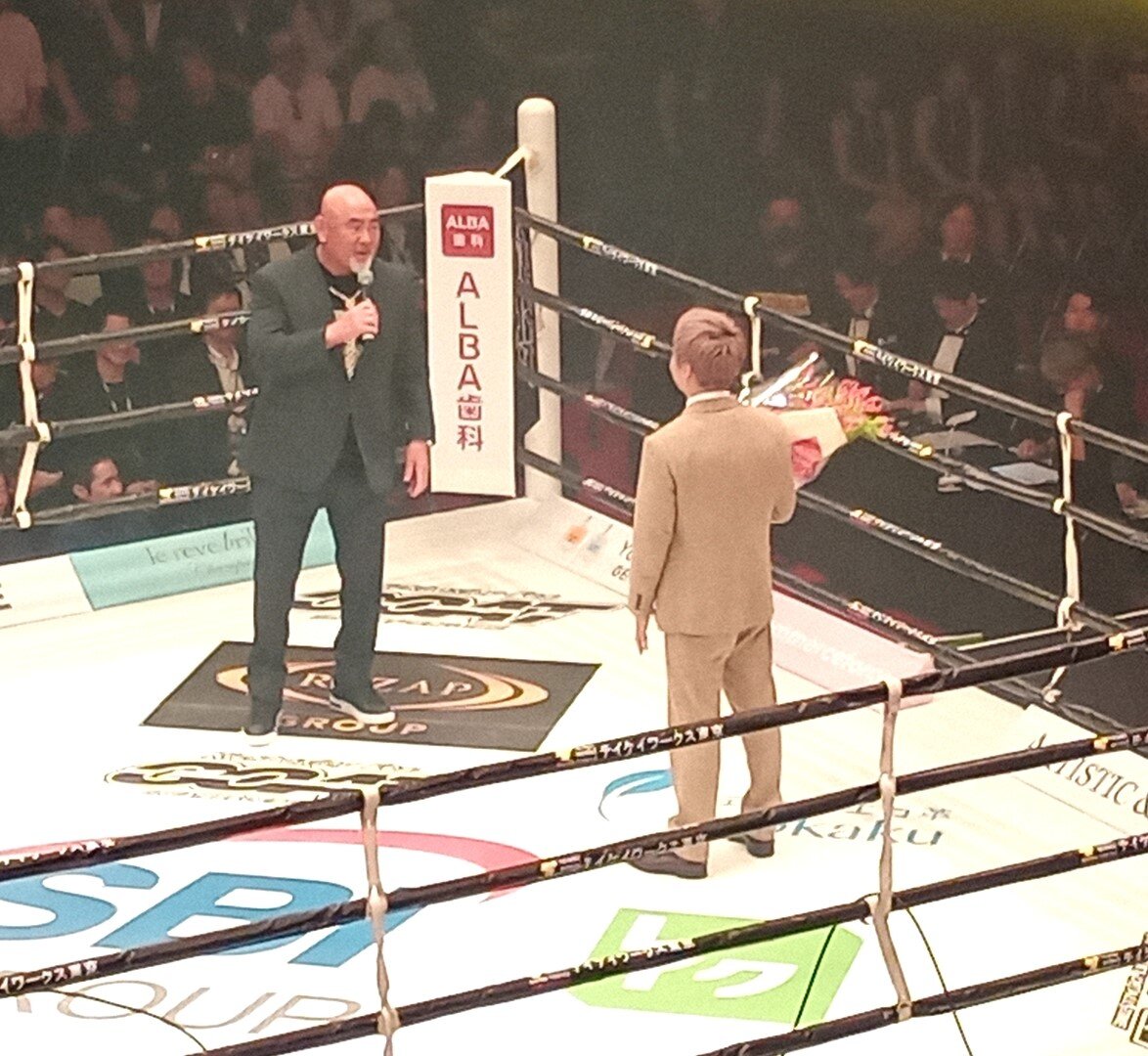 武尊氏にプロレスデビューをオファーする武藤敬司氏（左）