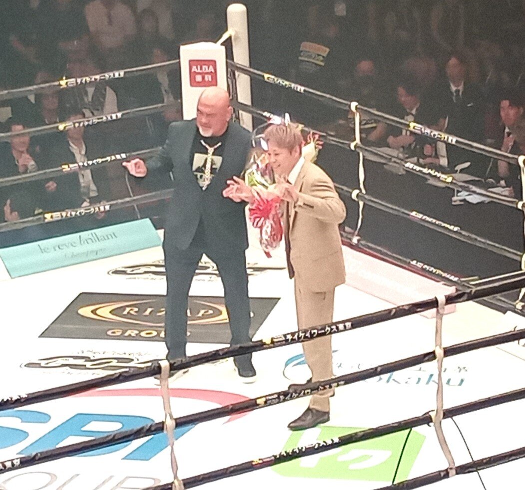 プロレスラブポーズをする武藤敬司氏（左）と武尊氏