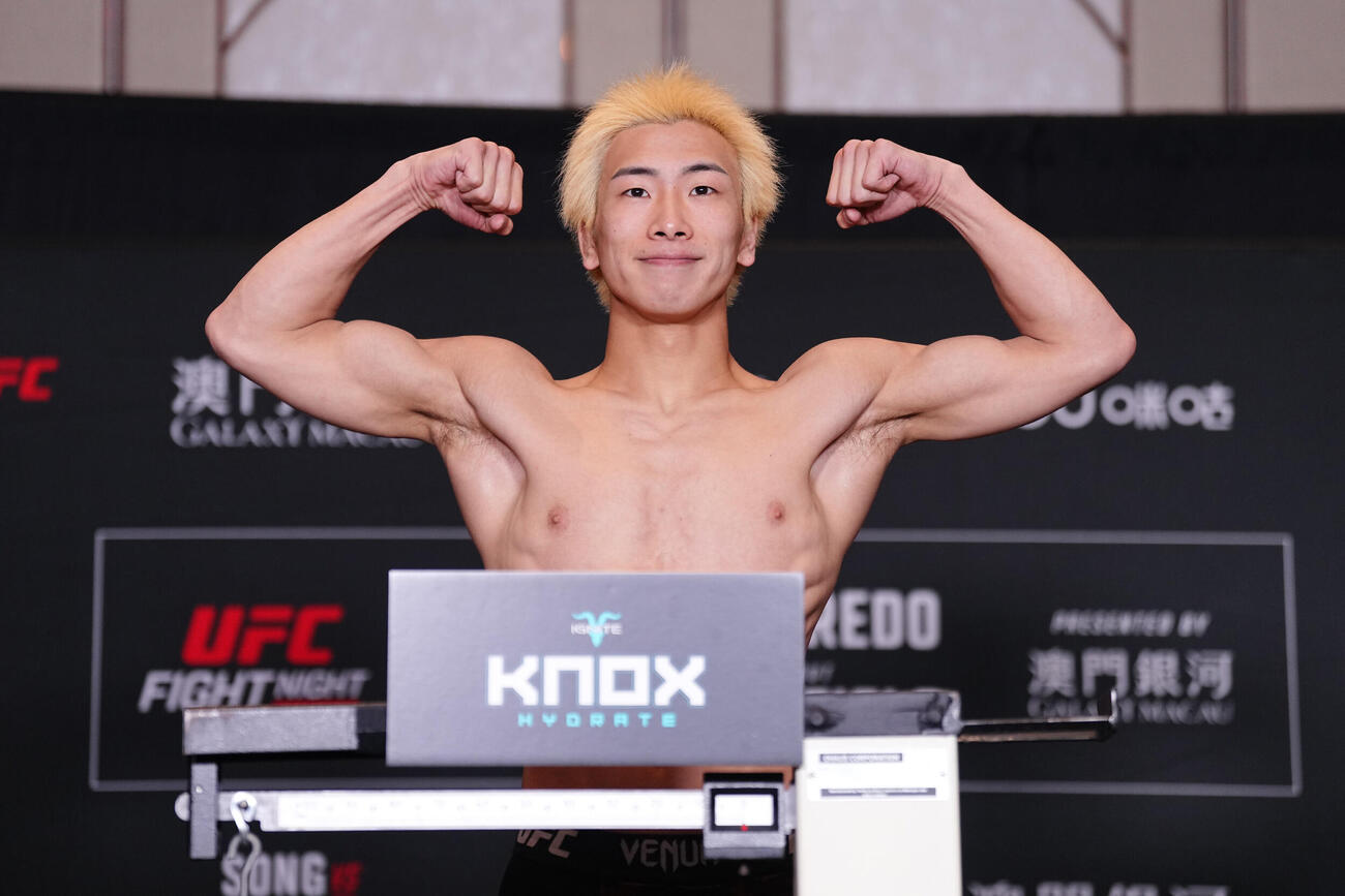 UFC3戦目となるルイス・グルレー戦に向けて前日計量をパスした鶴屋怜（C）ZuffaLLC／UFC