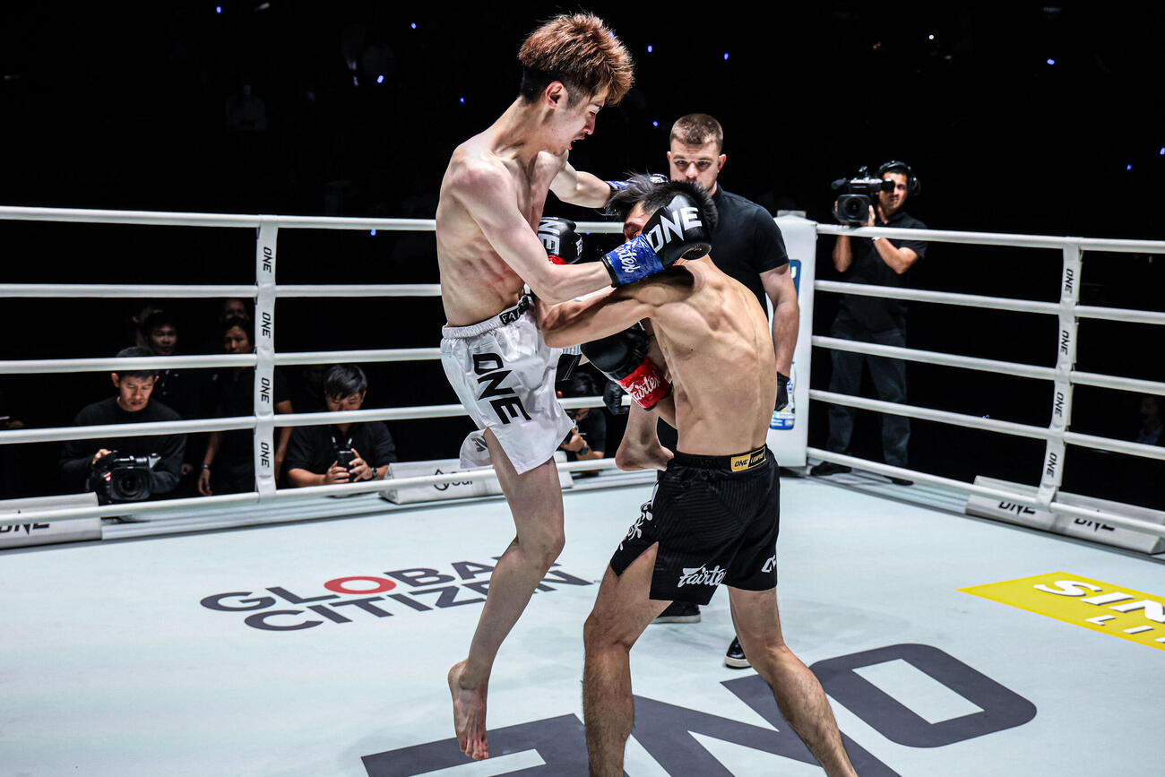 強烈な飛びひざ蹴りでダウンを奪った平山（左）（C）ONE Championship