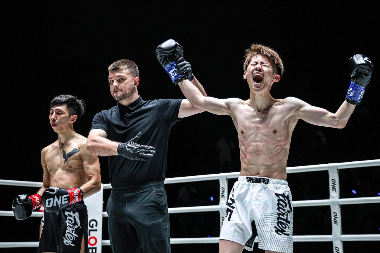 勝利の雄たけびを上げる平山（右）（C）ONE Championship