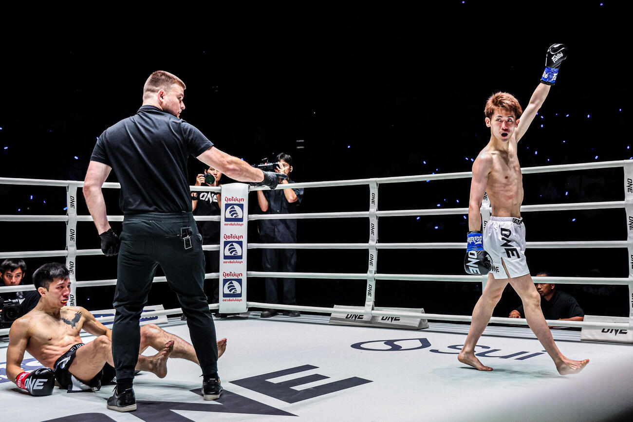 ダウンを奪った平山（右）（C）ONE Championship