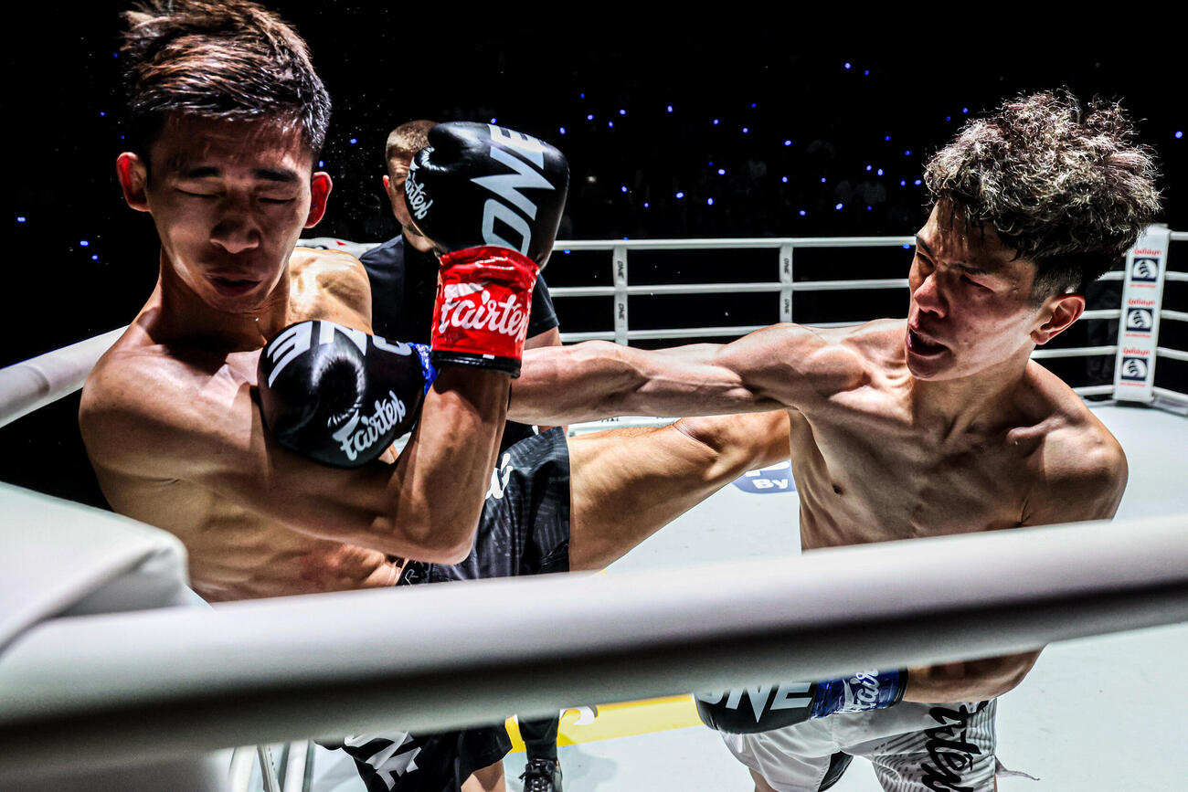 強烈なパンチをたたき込む吉田晄成（右）（C）ONE Championship