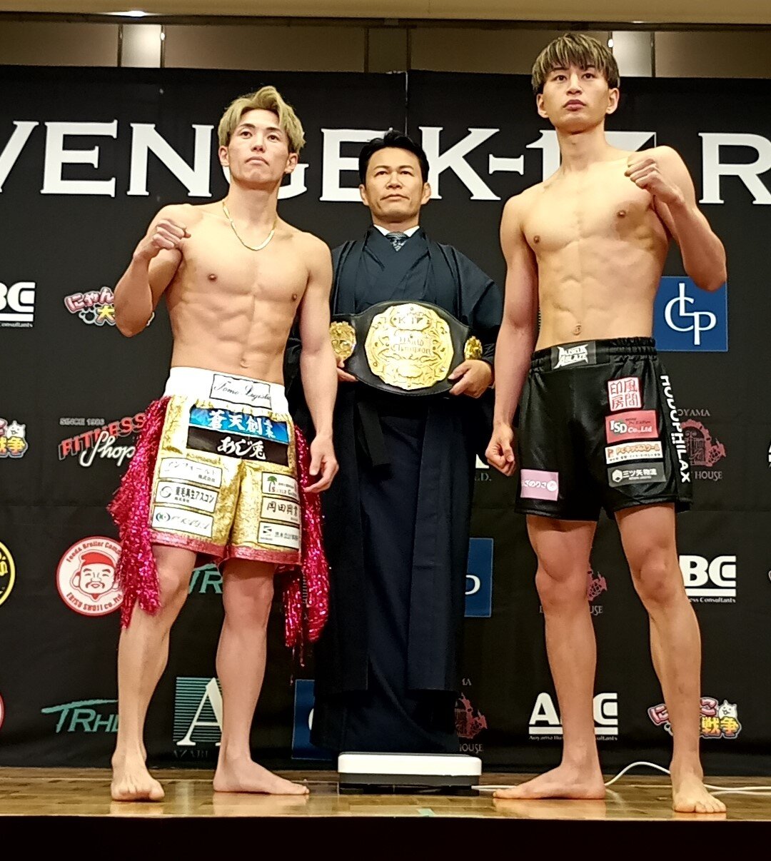 横山朋哉（左）と松山勇汰（中央は須藤元気プロデューサー）