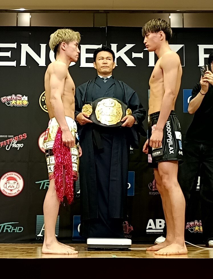 フェイスオフする横山朋哉（左）と松山勇汰（中央は須藤元気プロデューサー）