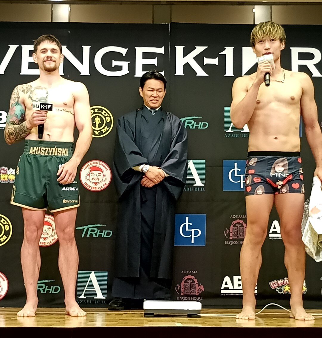 対戦するムシンスキ（左）と谷川聖哉