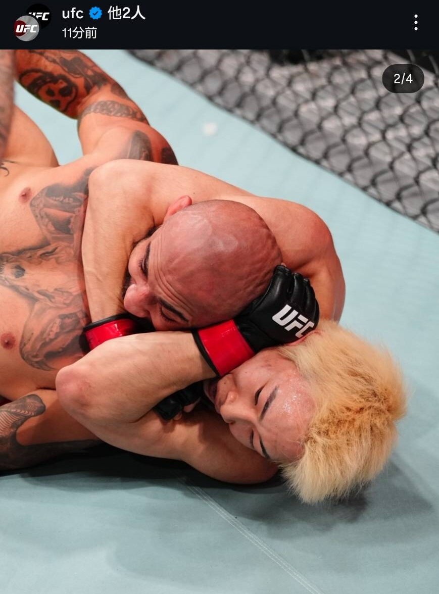 ルイス・グルレー（左）に裸絞めを仕掛ける鶴屋怜（UFC公式インスタグラムから）