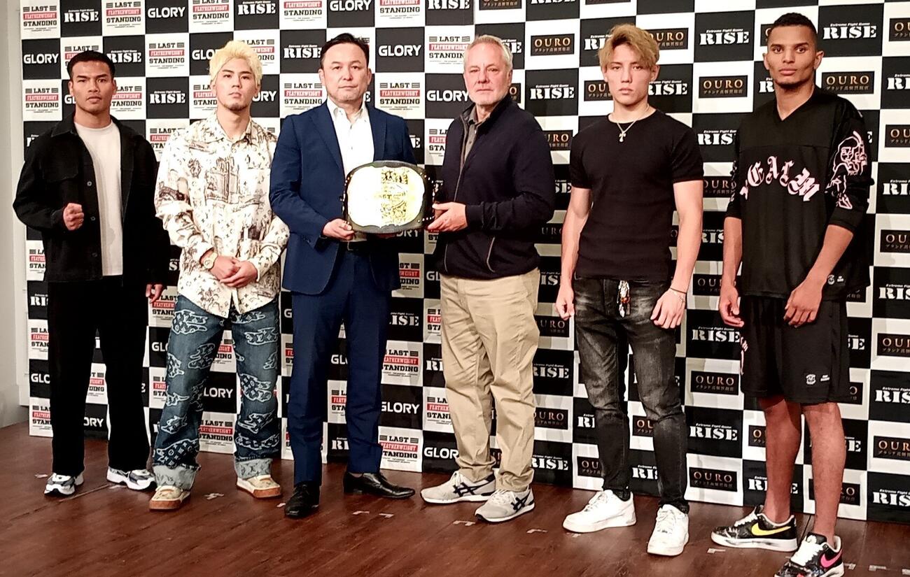 RISEの会見に出席した（左から）ペットパノムルン・キャットムーカオ、原口健飛、伊藤隆代表、GLORYマーシャル・ゼラズニクCEO、YURA、ミゲール・トリンダーデ