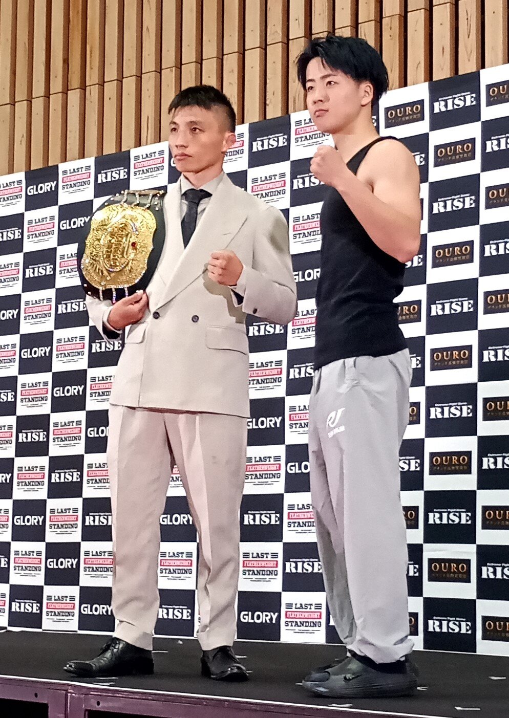 いよいよ激突する大﨑一貴（左）と那須川龍心