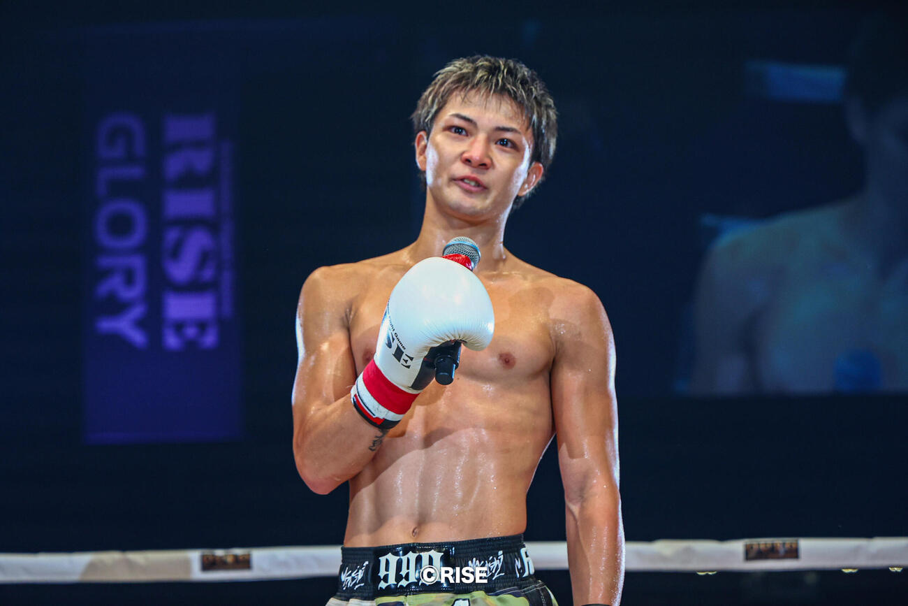 試合後のマイクで涙ぐむ玖村将史（C）RISE