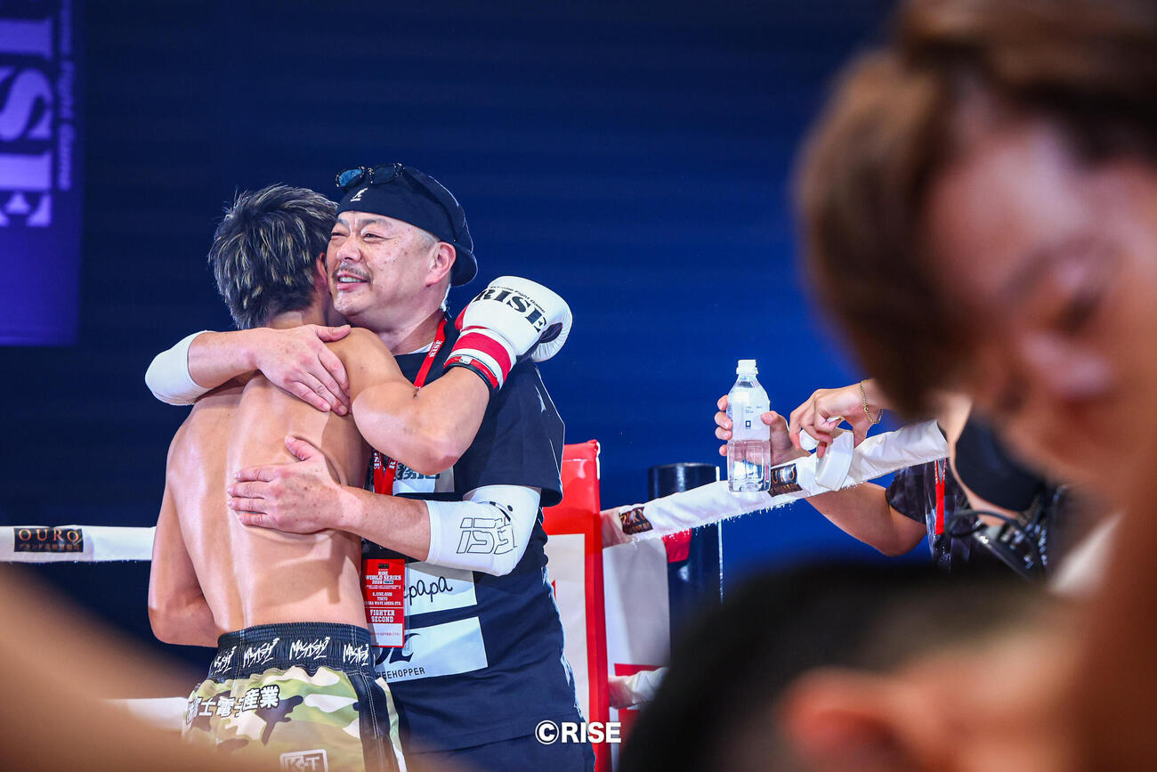 TEPPEN GYMの那須川弘幸会長と抱き合う玖村将史（C）RISE