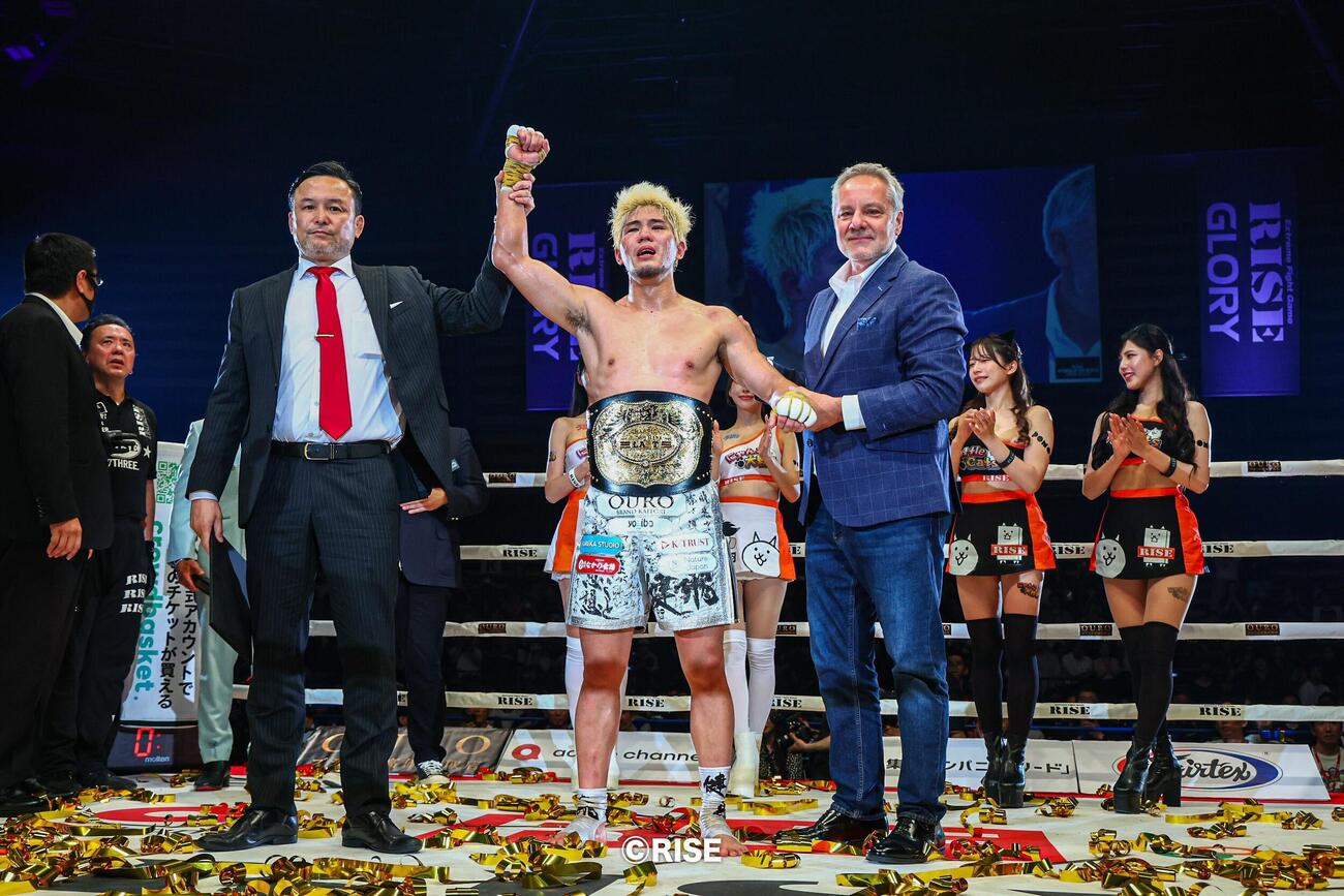 ペッチにリベンジを果たして優勝した原口健飛（中央）（左はRISE伊藤隆代表、右はGLORYマーシャル・ゼラズニクCEO）（C）RISE