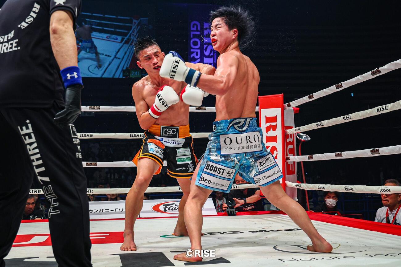 大﨑一貴（左）の左フックが那須川龍心をとらえる（C）RISE