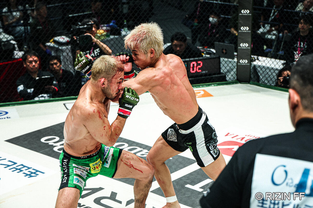 扇久保博正（左）をひじで攻撃する神龍誠（C）RIZIN FF
