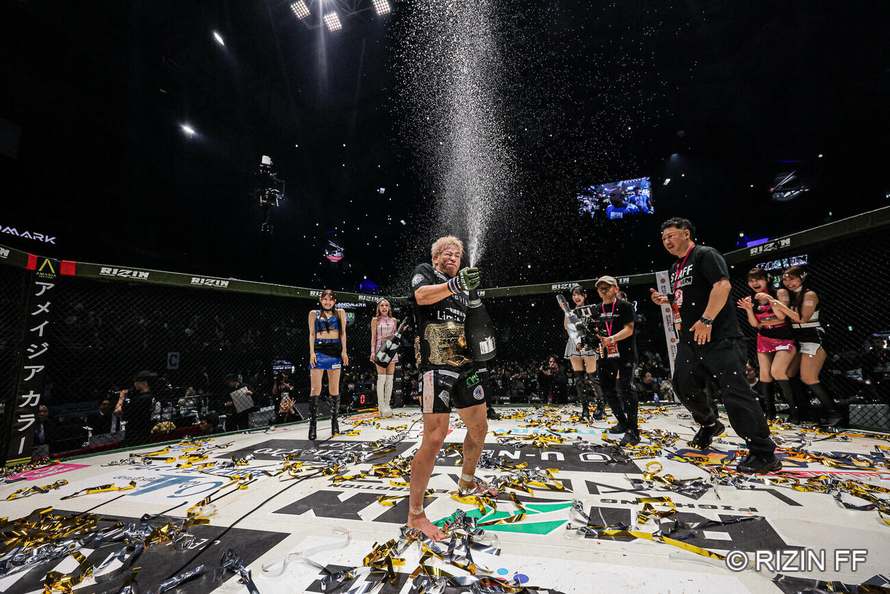勝利のシャンパンをあける神龍誠（C）RIZIN FF