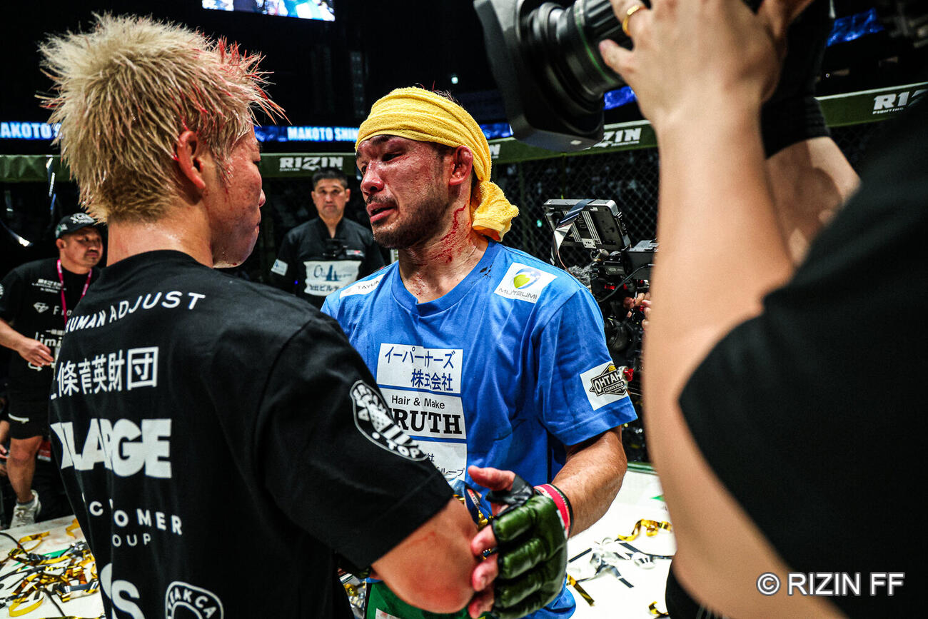試合後、扇久保博正（右）と言葉をかわした神龍誠（C）RIZIN FF