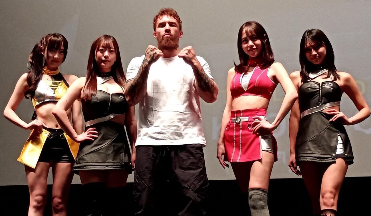 KNOCK OUTガールズに囲まれる木村“フィリップ”ミノル（中央）（左から高橋七瀬、佐野なぎさ、木村、弓川いち華、アンジーひより）