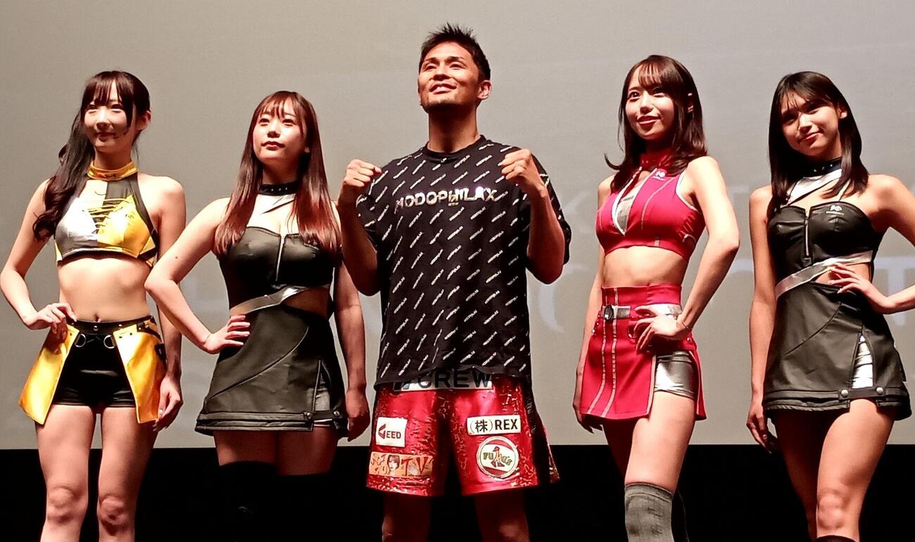 KNOCK OUTガールズに囲まれる大沢文也（中央）（左から高橋七瀬、佐野なぎさ、大沢、弓川いち華、アンジーひより）