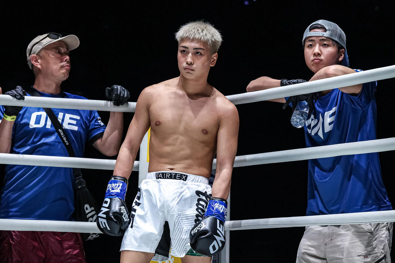 那須川弘幸会長（左）、那須川龍心（右）とともに戦った棚澤大空（C）ONE Championship