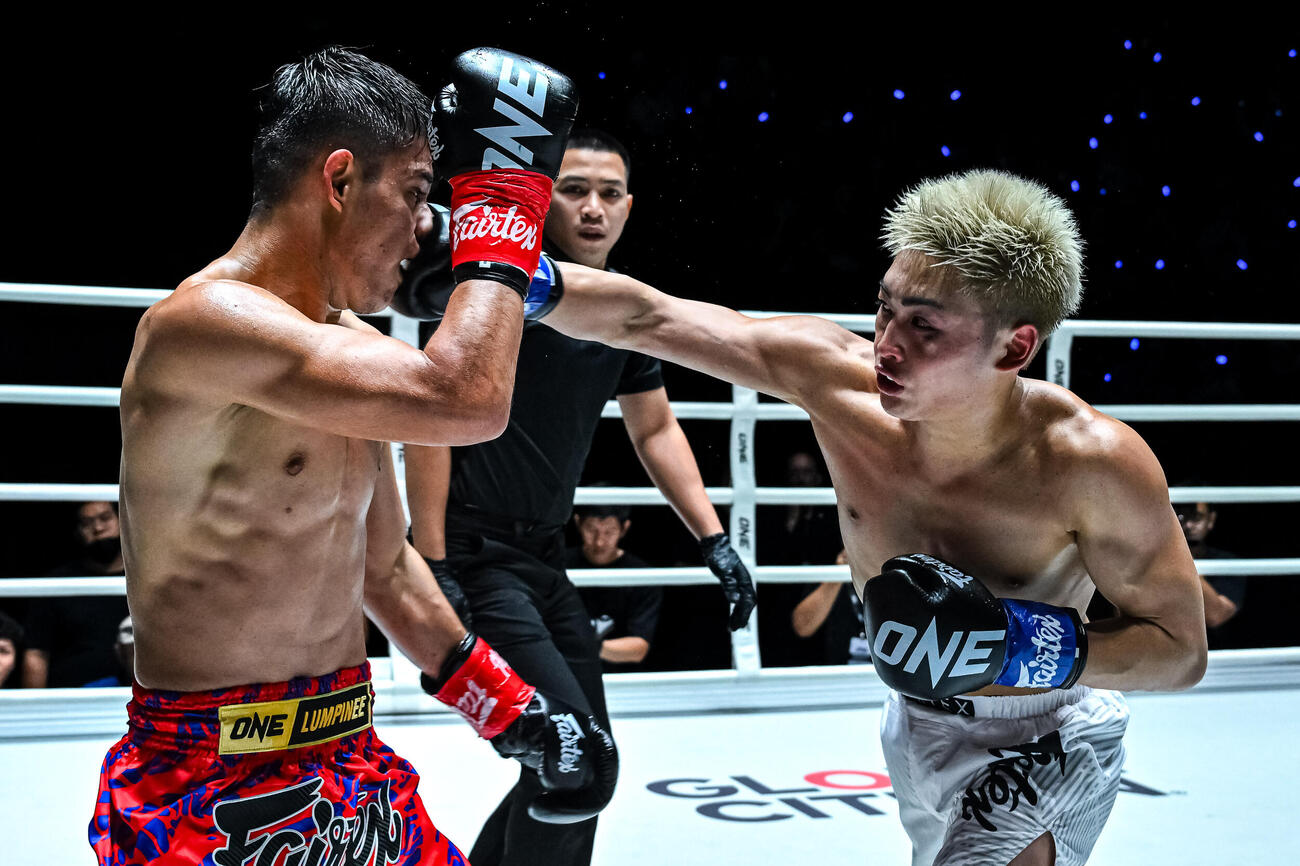 鋭いパンチをヒットさせる棚澤大空（C）ONE Championship