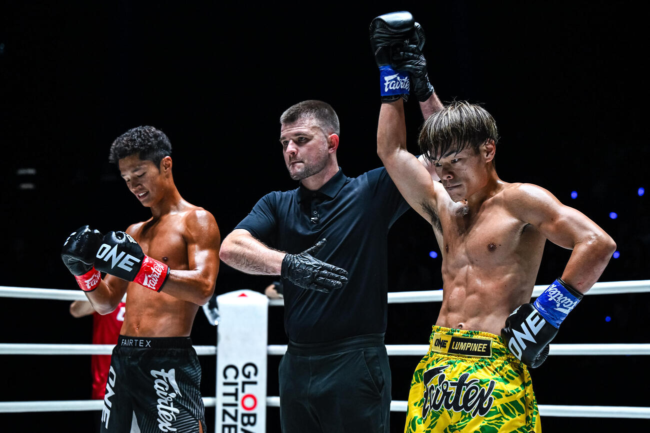 判定で完勝した山﨑一央（右）（C）ONE Championship
