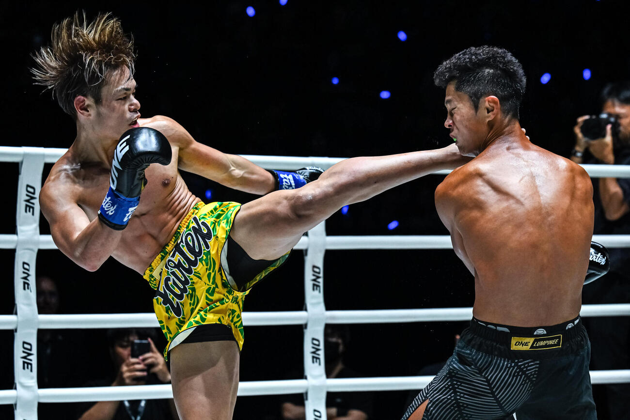 ハイキックを炸裂させる山﨑一央（C）ONE Championship