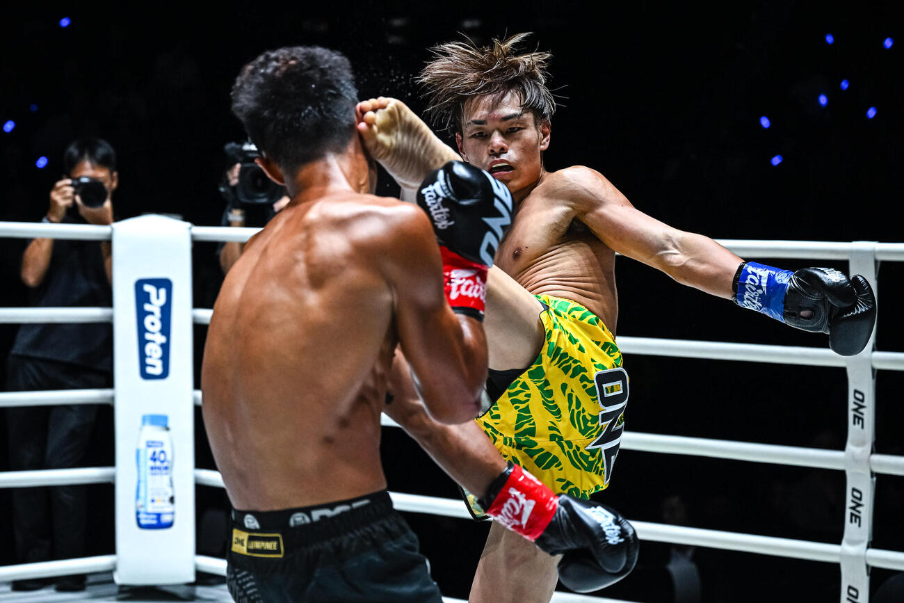 ハイキックを炸裂させる山﨑一央（C）ONE Championship