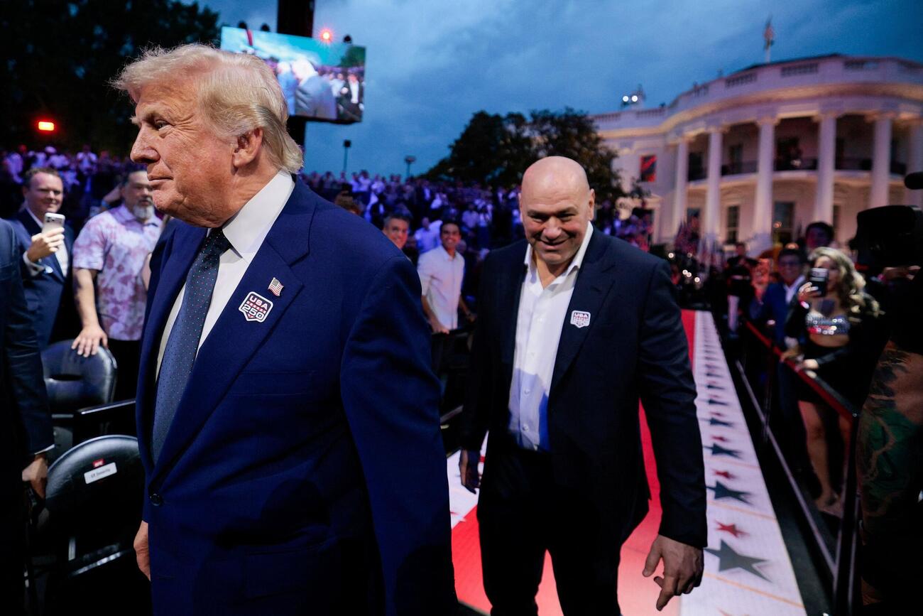 米ワシントンのホワイトハウスに到着したトランプ大統領（左）と総合格闘技団体「UFC」のダナ・ホワイトCEO＝14日（ロイター＝共同）