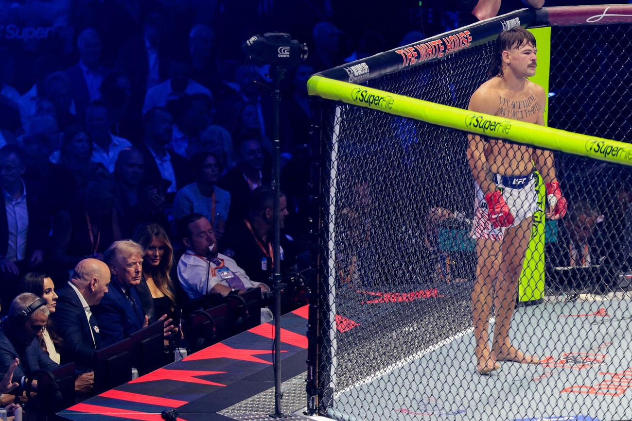 米ワシントンのホワイトハウスで、総合格闘技団体「UFC」の試合を観戦するトランプ大統領（左から4人目）＝14日（ロイター＝共同）