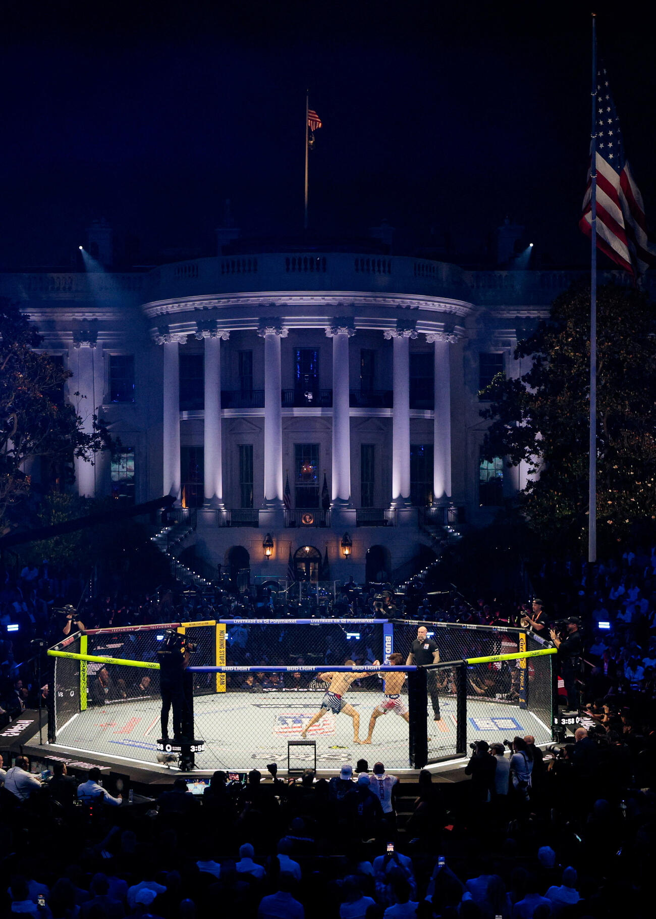 ホワイトハウスで開かれた総合格闘技団体「UFC」の試合＝14日、米ワシントン（ロイター＝共同）