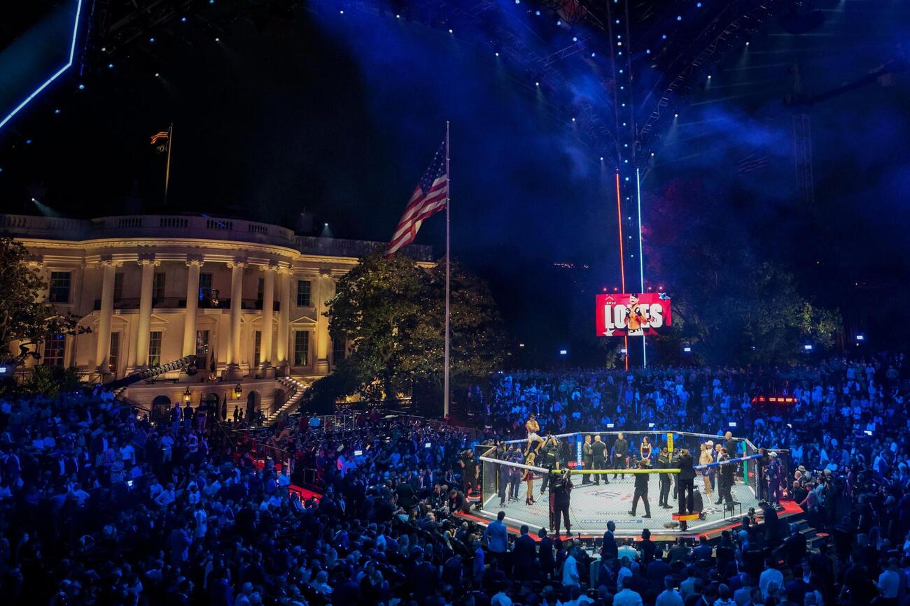 米ワシントンのホワイトハウスで開かれた総合格闘技団体「UFC」の試合＝14日（AP＝共同）