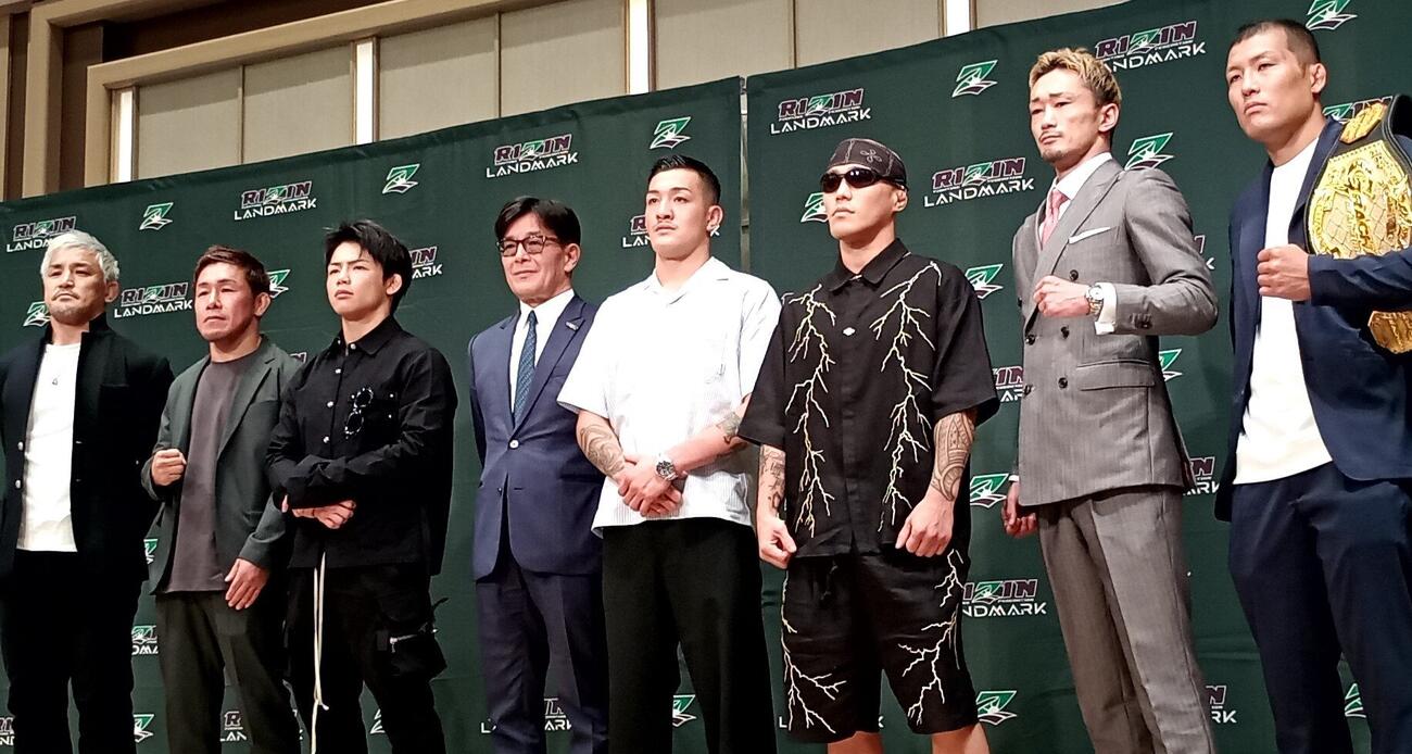 会見に出席した（左から）佐々木信治、昇侍、ヒロヤ、榊原信行CEO、鹿志村仁之介、山本アーセン、梅野源治、林RICE陽太