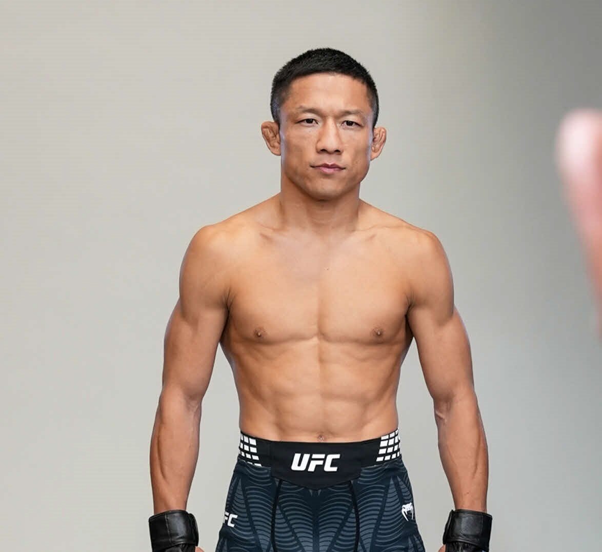 メディアデーの写真撮影に臨む元RIZIN2階級制覇王者でUFCフライ級5位の堀口恭司（C）ZuffaLLC／UFC