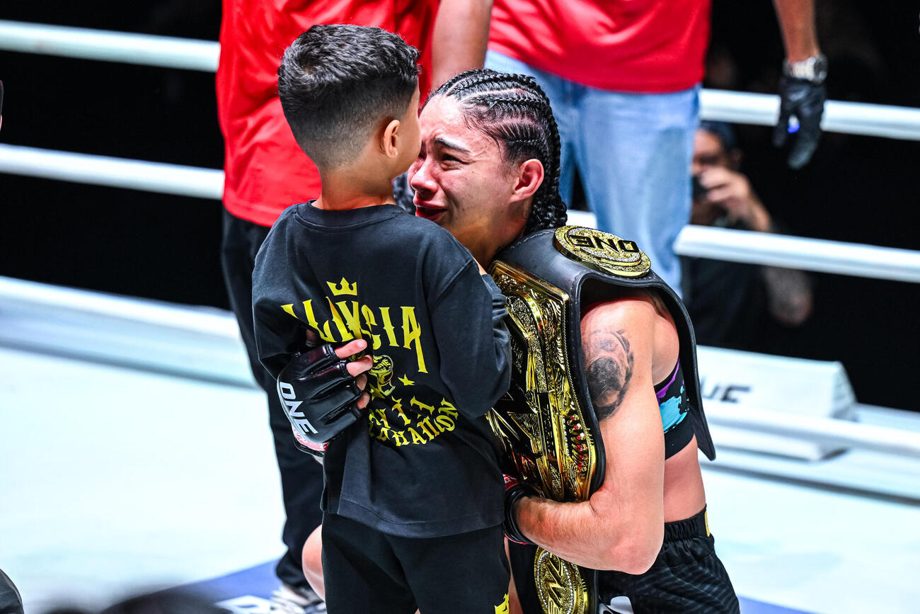 勝利後、息子と抱き合うアリシア・ヘレン・ロドリゲス（C）ONE Championship