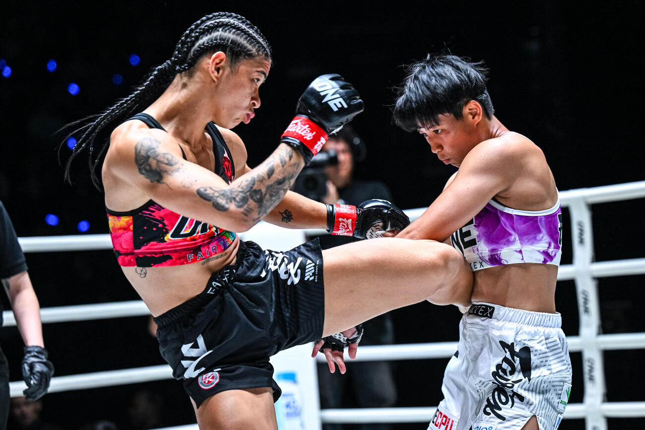ペッディージャーに左ミドルをたたき込むアリシア・ヘレン・ロドリゲス（C）ONE Championship