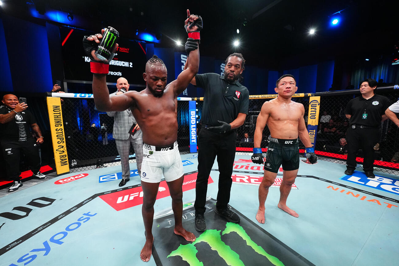 マネル・ケイプ（左端）に3回TKO負けを喫した堀口恭司（右端）（C）ZuffaLLC／UFC