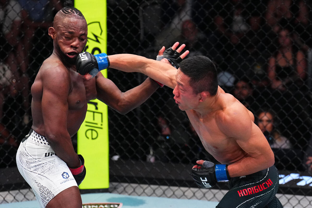 マネル・ケイプ（左）に右拳を打ち込む堀口恭司（C）ZuffaLLC／UFC