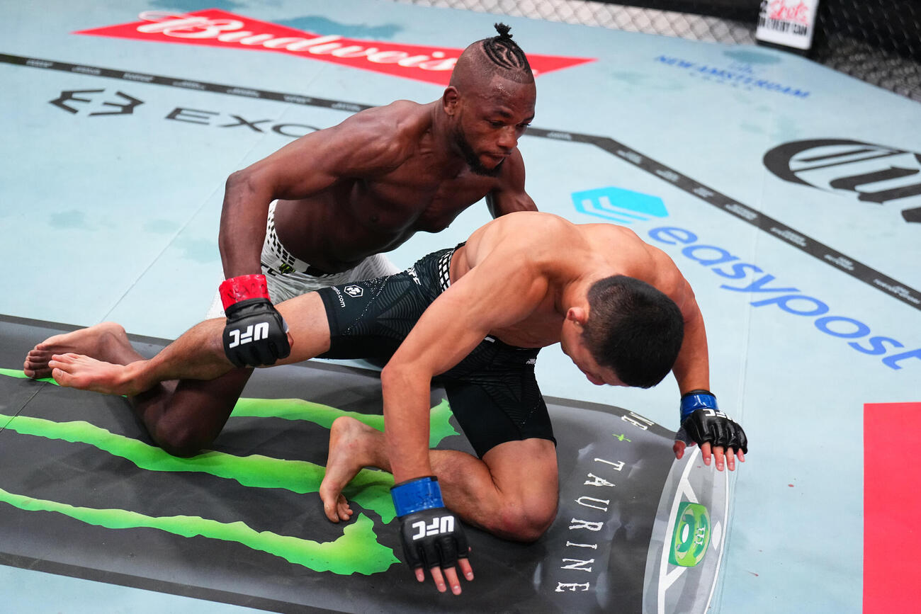 マネル・ケイプ（左）に打撃で倒された堀口恭司（C）ZuffaLLC／UFC