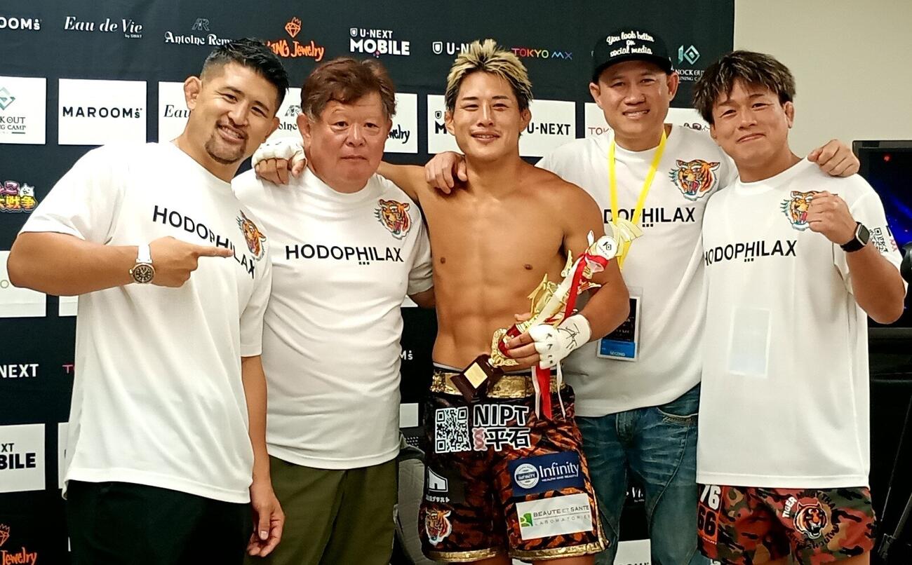 兄のHIROYA（左端）、父の河部儀信さん（左から2人目）らチームのメンバーと喜ぶ大雅（中央）