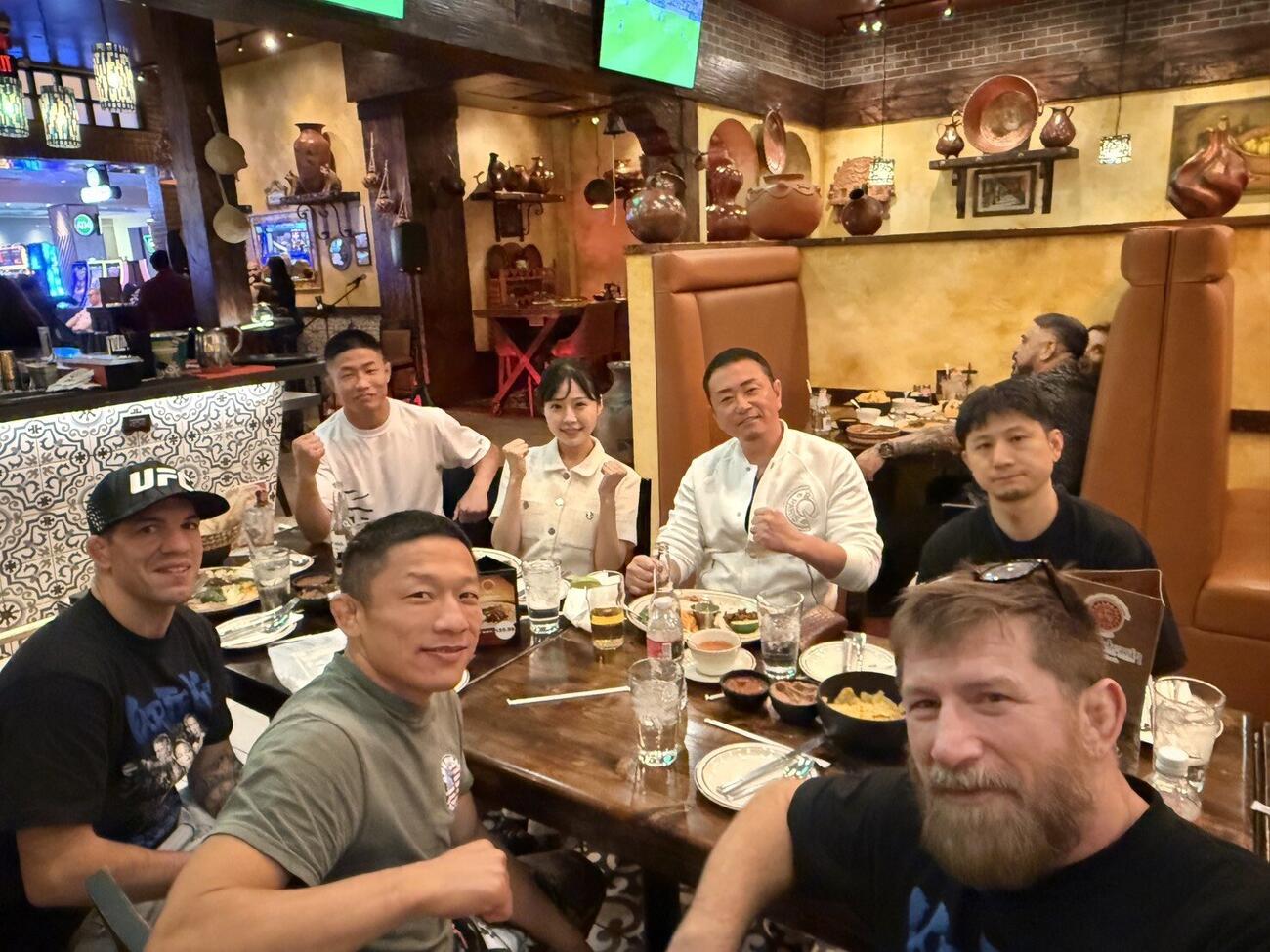 UFCファイトナイト・ラスベガス119大会でマネル・ケイプと対戦後、スポンサーらと食事会を行った堀口恭司（前列中央）ら