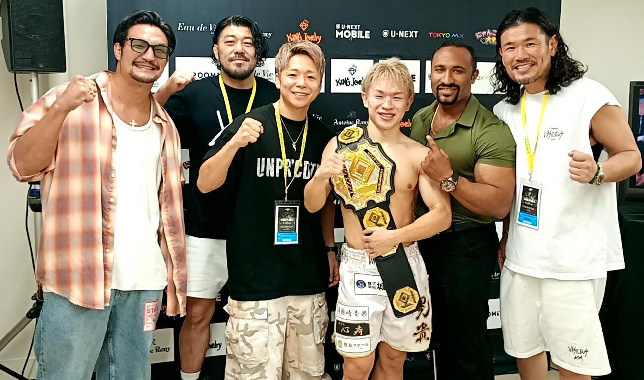 武尊氏（左から3人目）や松倉信太郎（左端）、渡辺雅和トレーナー（右端）らと勝利をよろこぶ晃貴（右から3人目）