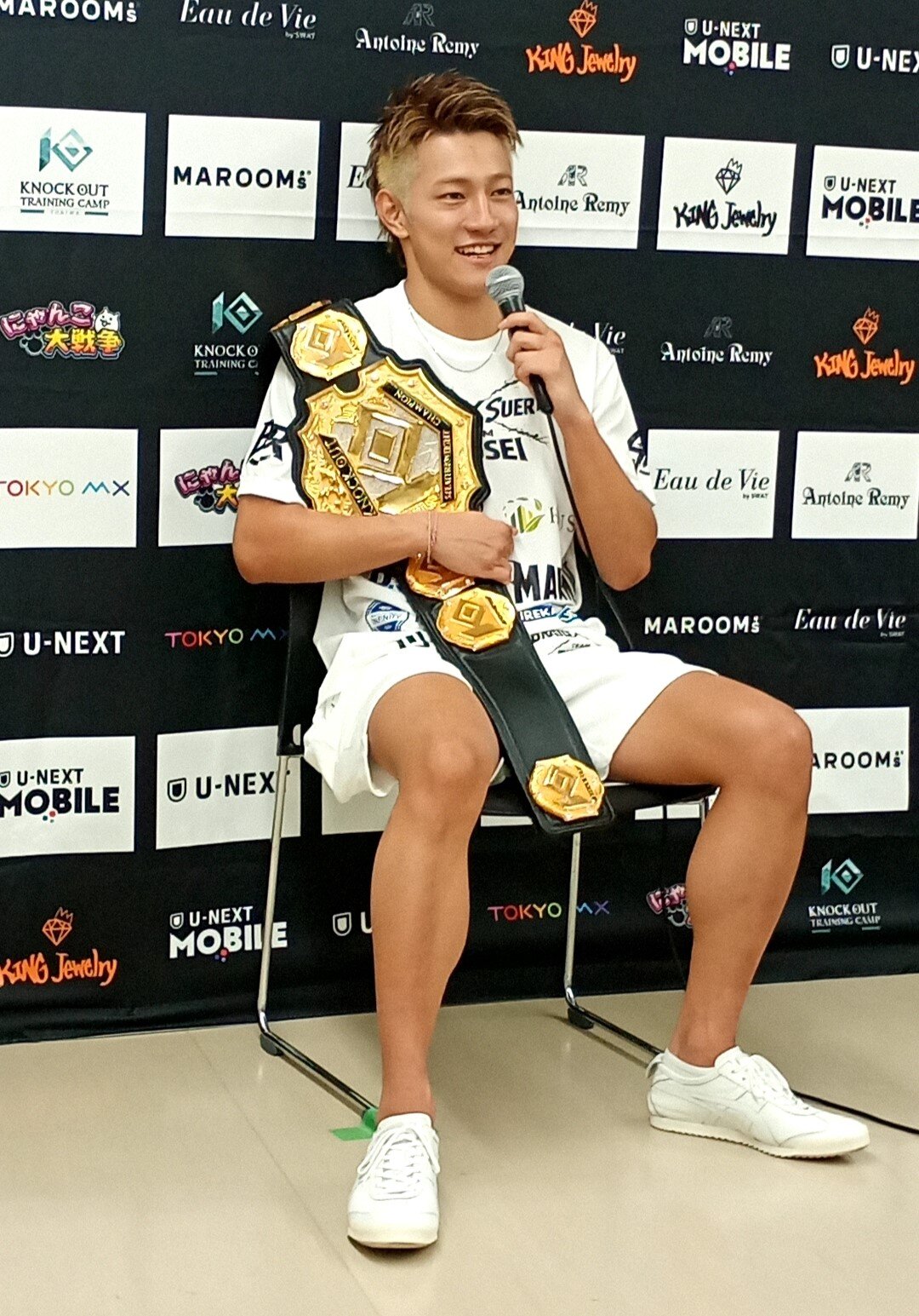 会見で質問に答える龍聖